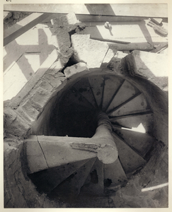 222123 Afbeelding van een beschadigd gedeelte van de traptoren van de Domtoren (Domplein) te Utrecht, tijdens ...